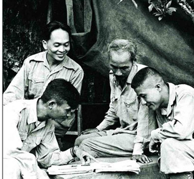 Bức ảnh của AFP chụp tướng Giáp năm 1950. Trong ảnh là Chủ tịch Hồ Chí Minh (thứ hai từ phải sang) cùng Đại tướng Võ Nguyên Giáp bàn thảo chiến dịch tác chiến đánh địch.